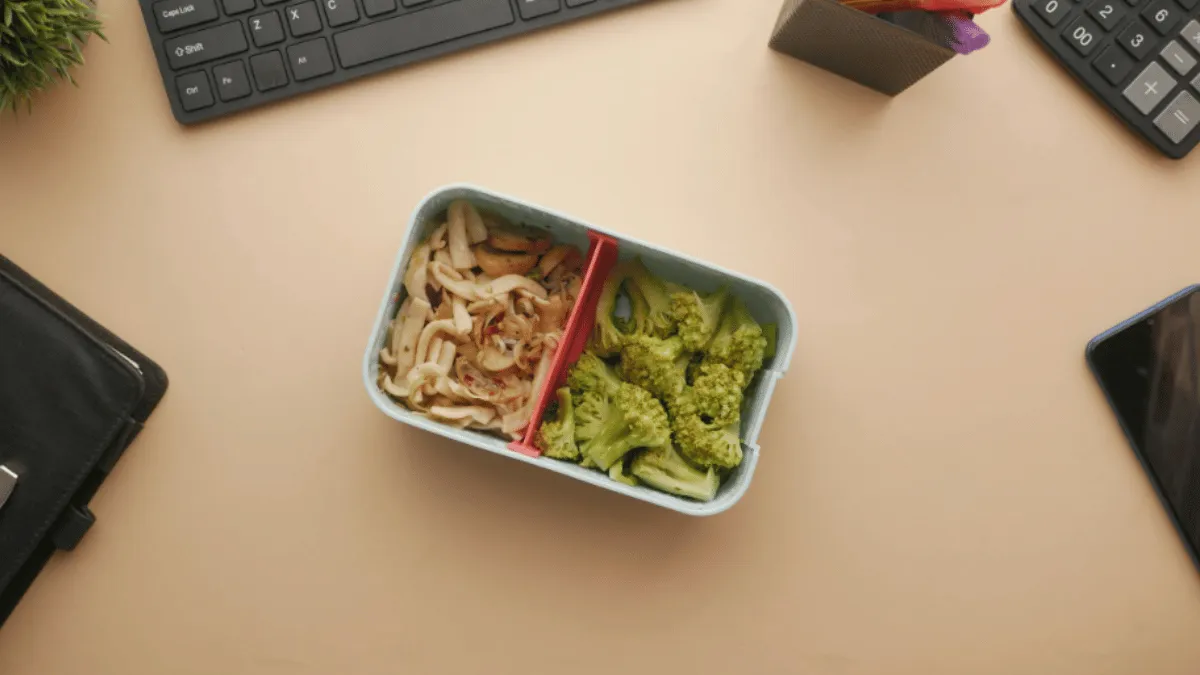 man-packs-ketchup-bottle-box-of-butter-cheese-packet-as-lunch-for-wife-internet-labels-him-incompetent-viral-video